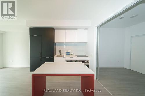 814 - 33 Helendale Avenue, Toronto, ON - Indoor Photo Showing Kitchen