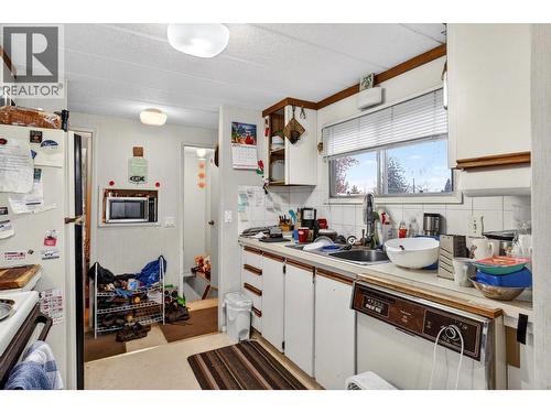 830 Franklyn Road, Kelowna, BC - Indoor Photo Showing Kitchen