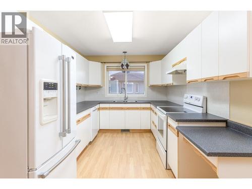 111 Harbourfront Drive Nw Unit# 14, Salmon Arm, BC - Indoor Photo Showing Kitchen With Double Sink