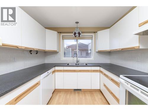 111 Harbourfront Drive Nw Unit# 14, Salmon Arm, BC - Indoor Photo Showing Kitchen With Double Sink