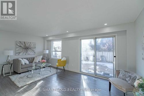 146 Placentia Boulevard, Toronto, ON - Indoor Photo Showing Living Room