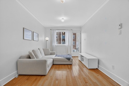 Salon - 2-7487 Av. Bloomfield, Montréal (Villeray/Saint-Michel/Parc-Extension), QC - Indoor Photo Showing Living Room