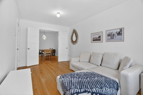 Salon - 2-7487 Av. Bloomfield, Montréal (Villeray/Saint-Michel/Parc-Extension), QC - Indoor Photo Showing Living Room