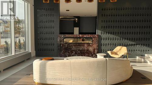 617 - 412 Silver Maple Road, Oakville, ON - Indoor Photo Showing Kitchen