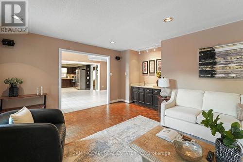4873 Forest Hill Drive, Mississauga, ON - Indoor Photo Showing Living Room
