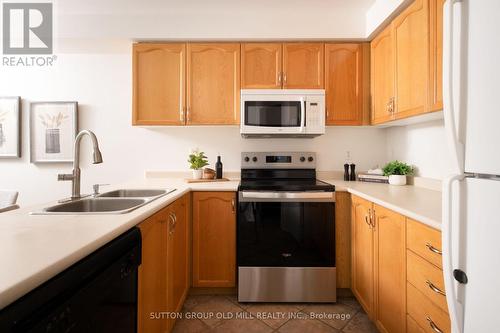 66 Zachary Pl, Whitby, ON - Indoor Photo Showing Kitchen With Double Sink