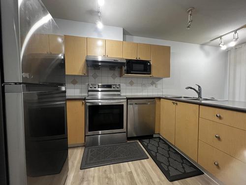 75 12110 75A Avenue, Surrey, BC - Indoor Photo Showing Kitchen With Double Sink