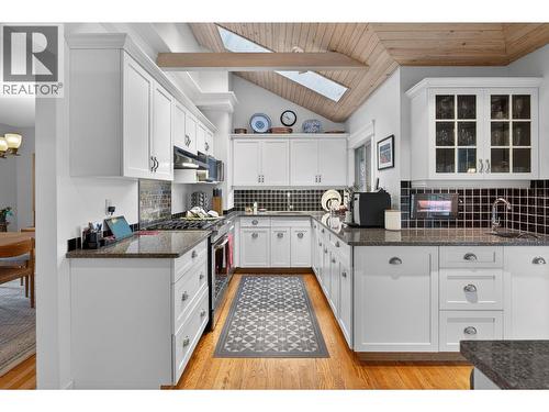 1774 Highland Drive N, Kelowna, BC - Indoor Photo Showing Kitchen