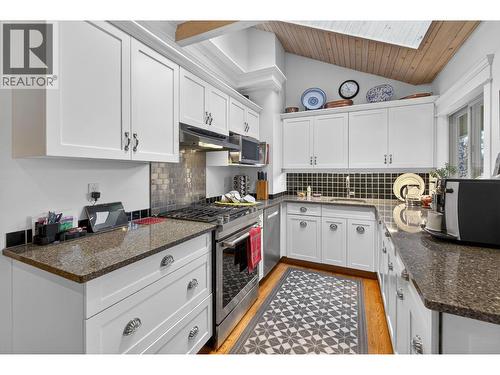 1774 Highland Drive N, Kelowna, BC - Indoor Photo Showing Kitchen With Upgraded Kitchen