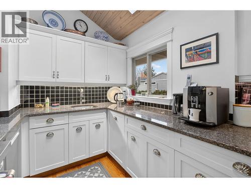 1774 Highland Drive N, Kelowna, BC - Indoor Photo Showing Kitchen