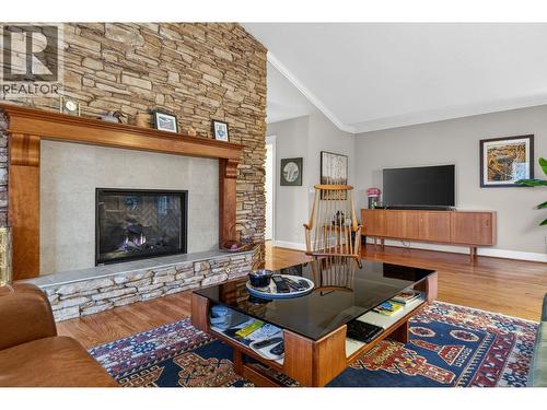 1774 Highland Drive N, Kelowna, BC - Indoor Photo Showing Living Room With Fireplace