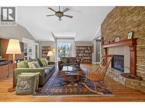 1774 Highland Drive N, Kelowna, BC - Indoor Photo Showing Living Room With Fireplace