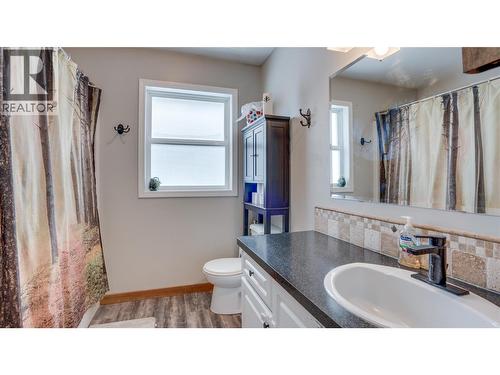2086 Yankee Flats Road, Salmon Arm, BC - Indoor Photo Showing Bathroom