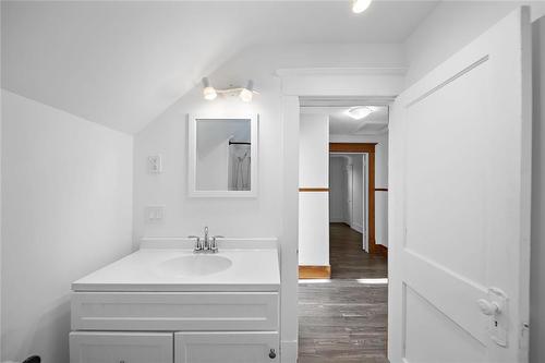 660 Machray Avenue, Winnipeg, MB - Indoor Photo Showing Bathroom