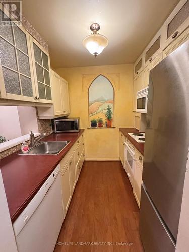 301 - 1055 Bay Street, Toronto, ON - Indoor Photo Showing Kitchen