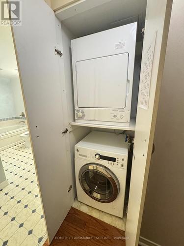 301 - 1055 Bay Street, Toronto, ON - Indoor Photo Showing Laundry Room