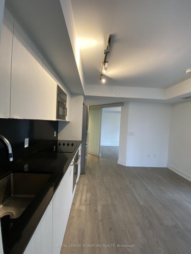 1433-5 Mabelle Avenue, Toronto, ON - Indoor Photo Showing Kitchen