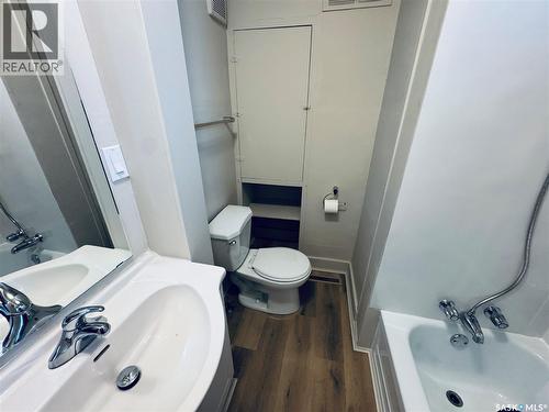 304 5Th Avenue E, Biggar, SK - Indoor Photo Showing Bathroom