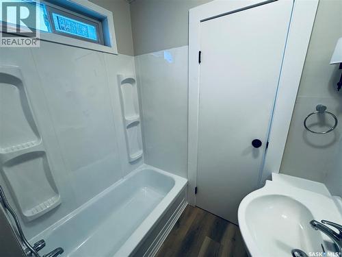 304 5Th Avenue E, Biggar, SK - Indoor Photo Showing Bathroom