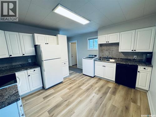 304 5Th Avenue E, Biggar, SK - Indoor Photo Showing Kitchen With Double Sink