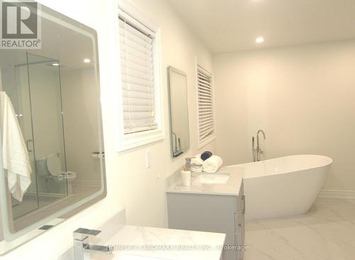 3861 Mulligan Cross, Mississauga, ON - Indoor Photo Showing Bathroom