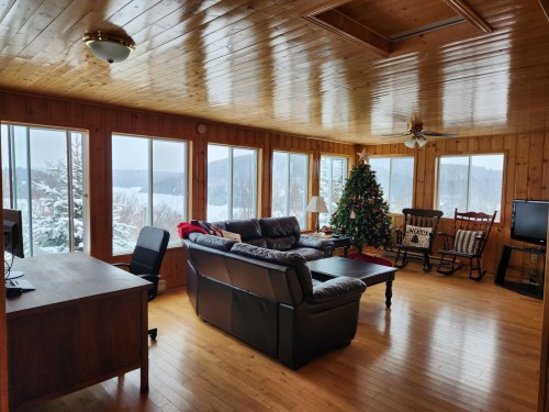 Salon - 62 Ch. Lakeview, Saint-Adolphe-D'Howard, QC - Indoor Photo Showing Living Room