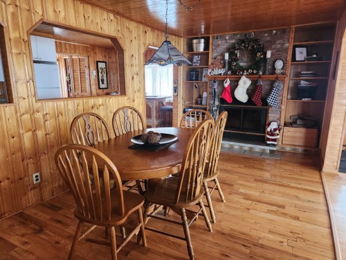 Salle à manger - 62 Ch. Lakeview, Saint-Adolphe-D'Howard, QC - Indoor Photo Showing Dining Room With Fireplace