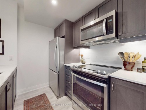 301-1400 Kingston Road, Toronto, ON - Indoor Photo Showing Kitchen With Upgraded Kitchen