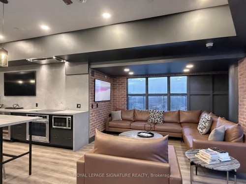 301-1400 Kingston Road, Toronto, ON - Indoor Photo Showing Living Room