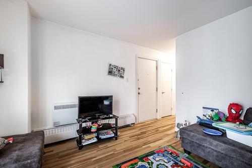 Salon - 7-6396 Rue Villeneuve, Montréal (Montréal-Nord), QC - Indoor