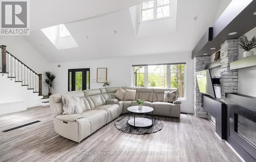 129 Bass Line, Oro-Medonte (Prices Corners), ON - Indoor Photo Showing Living Room