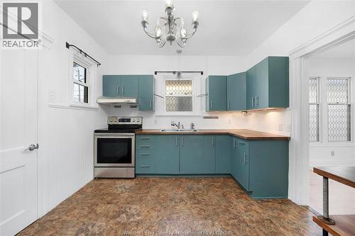 1045 Gladstone Avenue, Windsor, ON - Indoor Photo Showing Kitchen With Double Sink