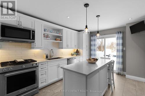 950 Linden Street, Innisfil, ON - Indoor Photo Showing Kitchen With Stainless Steel Kitchen With Upgraded Kitchen