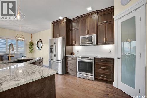 520 Couples Court, Warman, SK - Indoor Photo Showing Kitchen With Upgraded Kitchen
