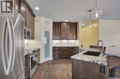 520 Couples Court, Warman, SK - Indoor Photo Showing Kitchen With Upgraded Kitchen