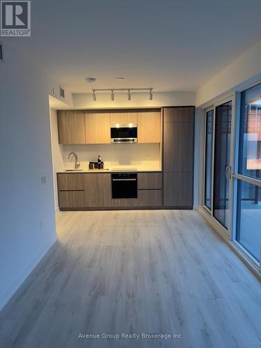 1102 - 120 Broadway Avenue, Toronto, ON - Indoor Photo Showing Kitchen