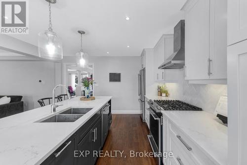 35 Viscount Way, East Gwillimbury, ON - Indoor Photo Showing Kitchen With Double Sink With Upgraded Kitchen