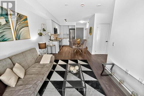 102 - 700 Sheppard Avenue W, Toronto, ON - Indoor Photo Showing Living Room