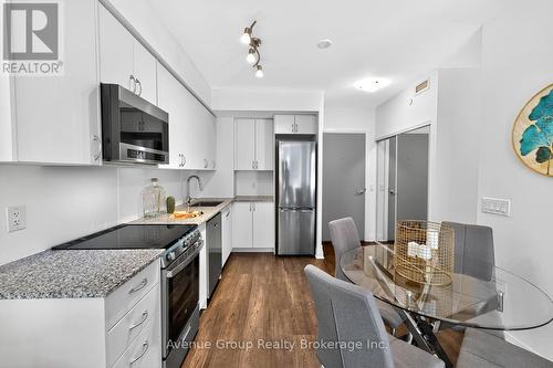 102 - 700 Sheppard Avenue W, Toronto, ON - Indoor Photo Showing Kitchen With Upgraded Kitchen