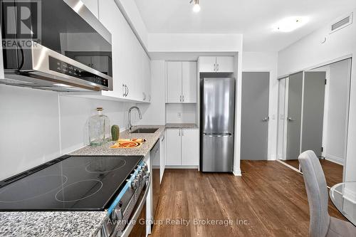 102 - 700 Sheppard Avenue W, Toronto, ON - Indoor Photo Showing Kitchen