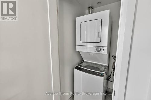 102 - 700 Sheppard Avenue W, Toronto, ON - Indoor Photo Showing Laundry Room
