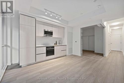 210 - 110 Broadway Avenue, Toronto, ON - Indoor Photo Showing Kitchen