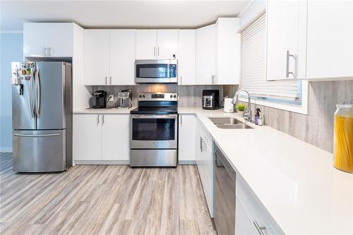 10 Larter Crescent, Winnipeg, MB - Indoor Photo Showing Kitchen With Double Sink With Upgraded Kitchen
