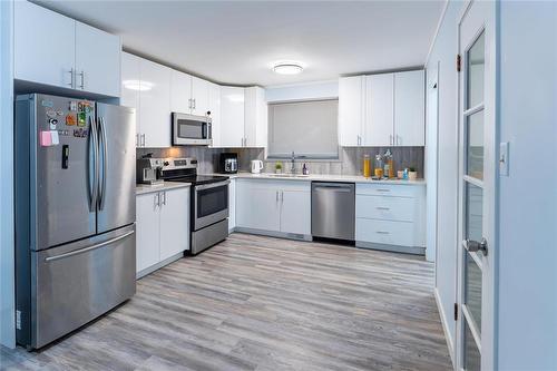 10 Larter Crescent, Winnipeg, MB - Indoor Photo Showing Kitchen