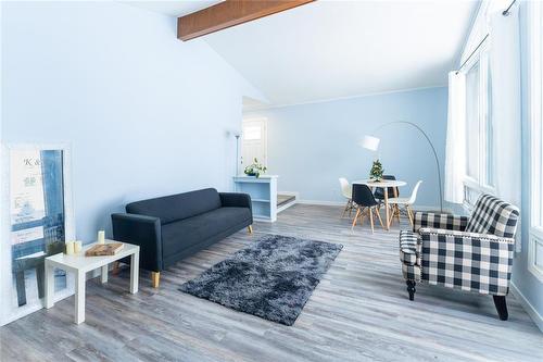 10 Larter Crescent, Winnipeg, MB - Indoor Photo Showing Living Room