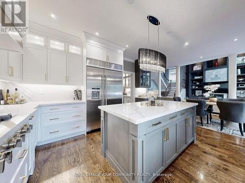 5 Trilogy Court, Richmond Hill, ON - Indoor Photo Showing Kitchen With Upgraded Kitchen