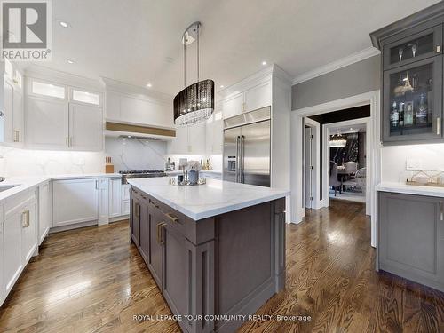 5 Trilogy Court, Richmond Hill, ON - Indoor Photo Showing Kitchen With Upgraded Kitchen