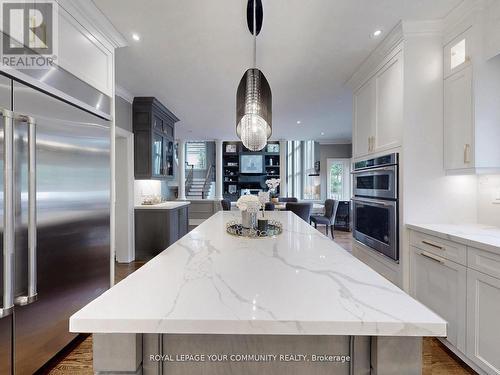 5 Trilogy Court, Richmond Hill, ON - Indoor Photo Showing Kitchen With Upgraded Kitchen