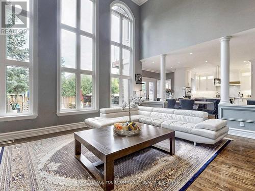 5 Trilogy Court, Richmond Hill, ON - Indoor Photo Showing Living Room