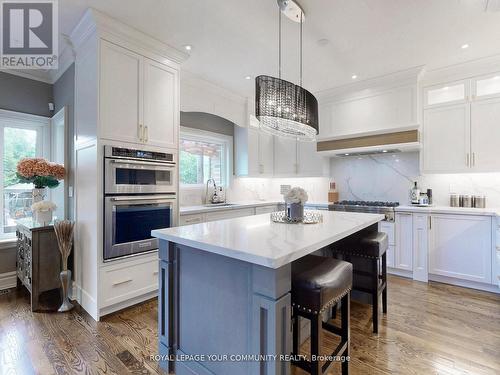 5 Trilogy Court, Richmond Hill, ON - Indoor Photo Showing Kitchen With Upgraded Kitchen